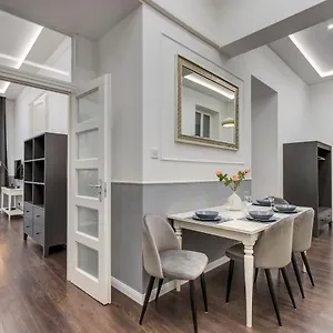 dfive-semmelweis-apartment.inbudapesthotels.com/