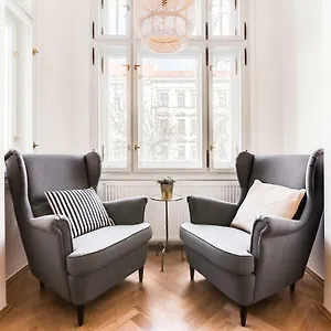 trendy-local-apartment.praguehotelsweb.com/